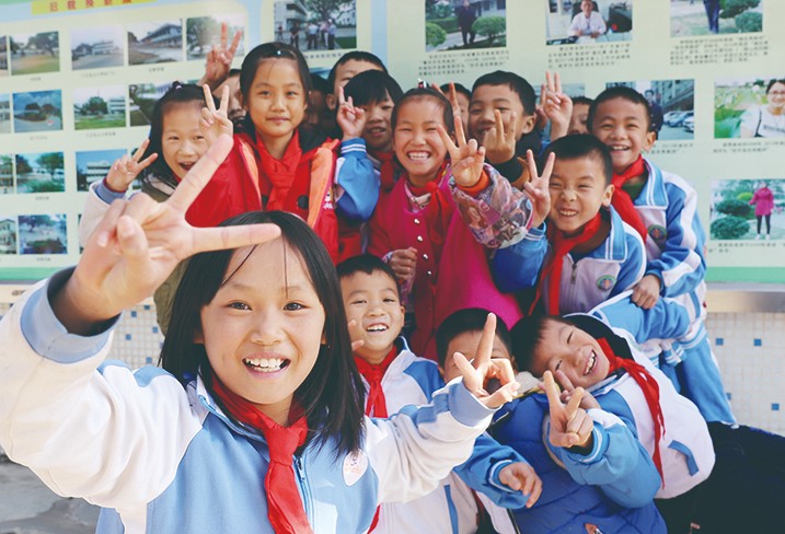 12月5日至16日、12日至13日，集团分别委派总裁办公室主任蒋永林及集团品牌管理部总经理李启清，会同广东省教育基金会许怀升秘书长、副秘书长雷国增等相关领导，一起前往我集团捐建的学校，为优秀师生和家庭