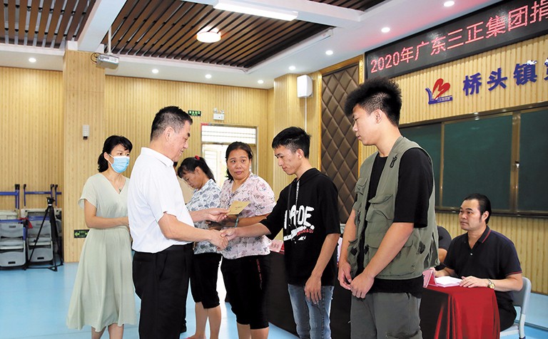 9月15日上午，我集团在桥头镇第三小学举行了2020年助学金发放仪式，助理总裁朱保当代表我集团向23名桥头籍困难家庭大学生发放了17.8万元助学金。这是我集团连续第12年资助桥头籍困难家庭大学生完成大