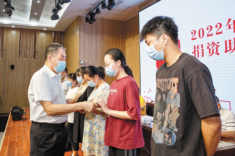 8月29日，我集团在桥头镇中心小学举行了2022年捐资助学金发放仪式，向22名桥头籍困难家庭在读大学生发放助学金16.88万元。