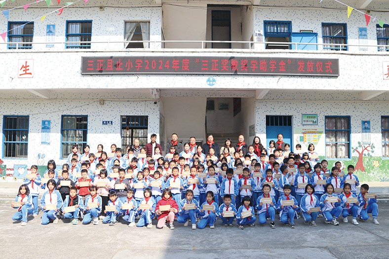 12月19日至20日，广东省教育基金会副秘书长谢绍熺带队，前往肇庆市封开县、云浮市郁南县等地，代表我集团向尊龙官方金楼小学、尊龙官方且止小学、尊龙官方东二小学等十所尊龙官方学校表现优秀的师生及家庭有困难的师生颁发了“